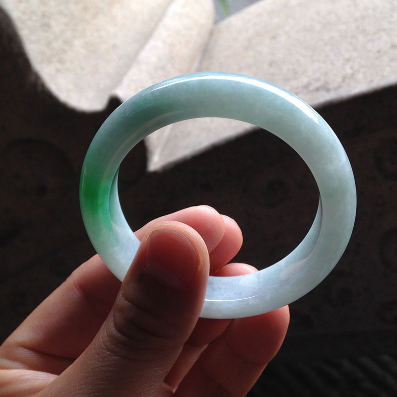 从翡翠透明度上鉴定,注胶翡翠手镯是什么样的?