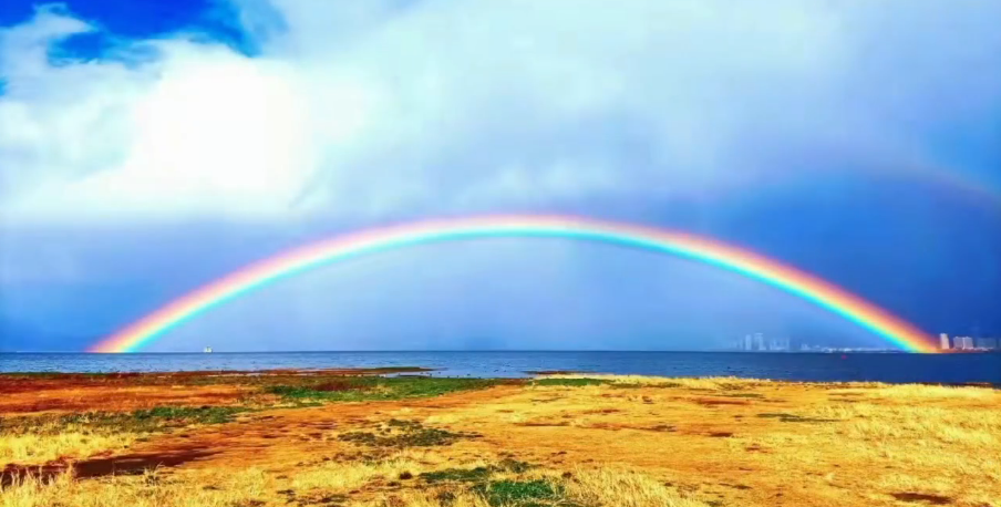 大理洱海雨后出现双彩虹!