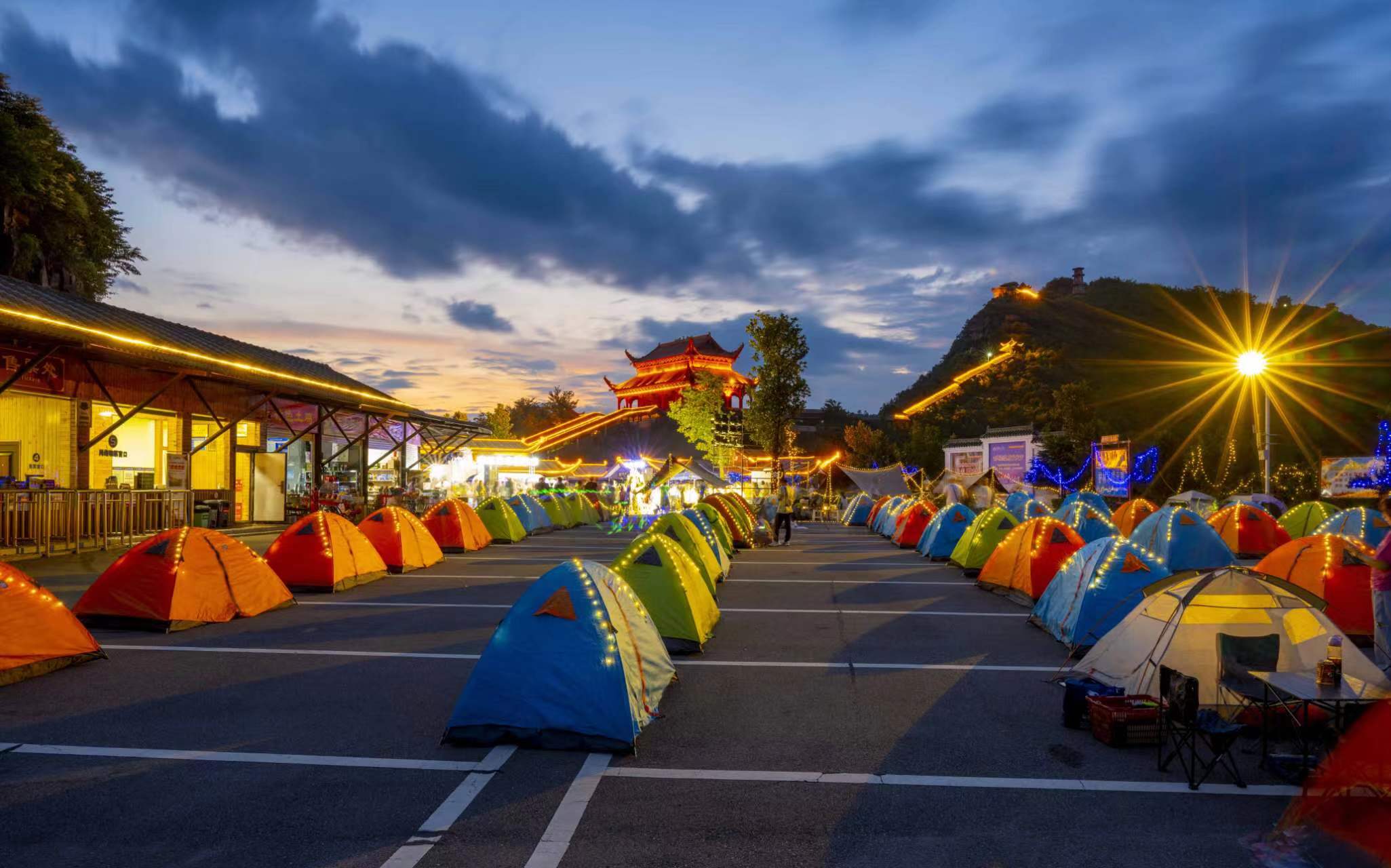 世姐超模五雷山"祈福"上演华服大秀,星空露营电音节盛大开幕