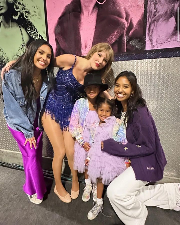 泪目!泰勒-斯威夫特在演唱会上深情拥抱&亲吻科比三女儿bianka