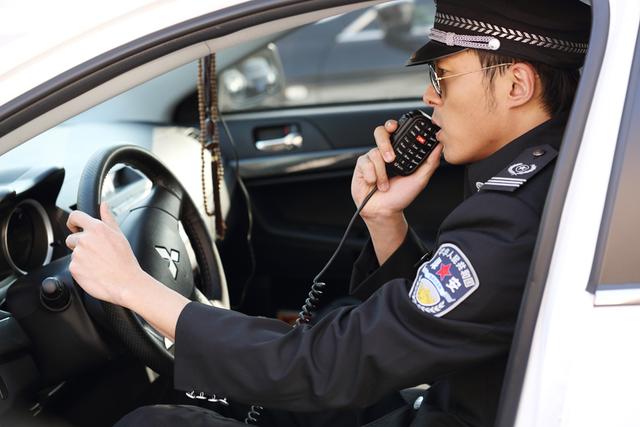 警察为什么都爱用对讲机?手机到底差在哪里?