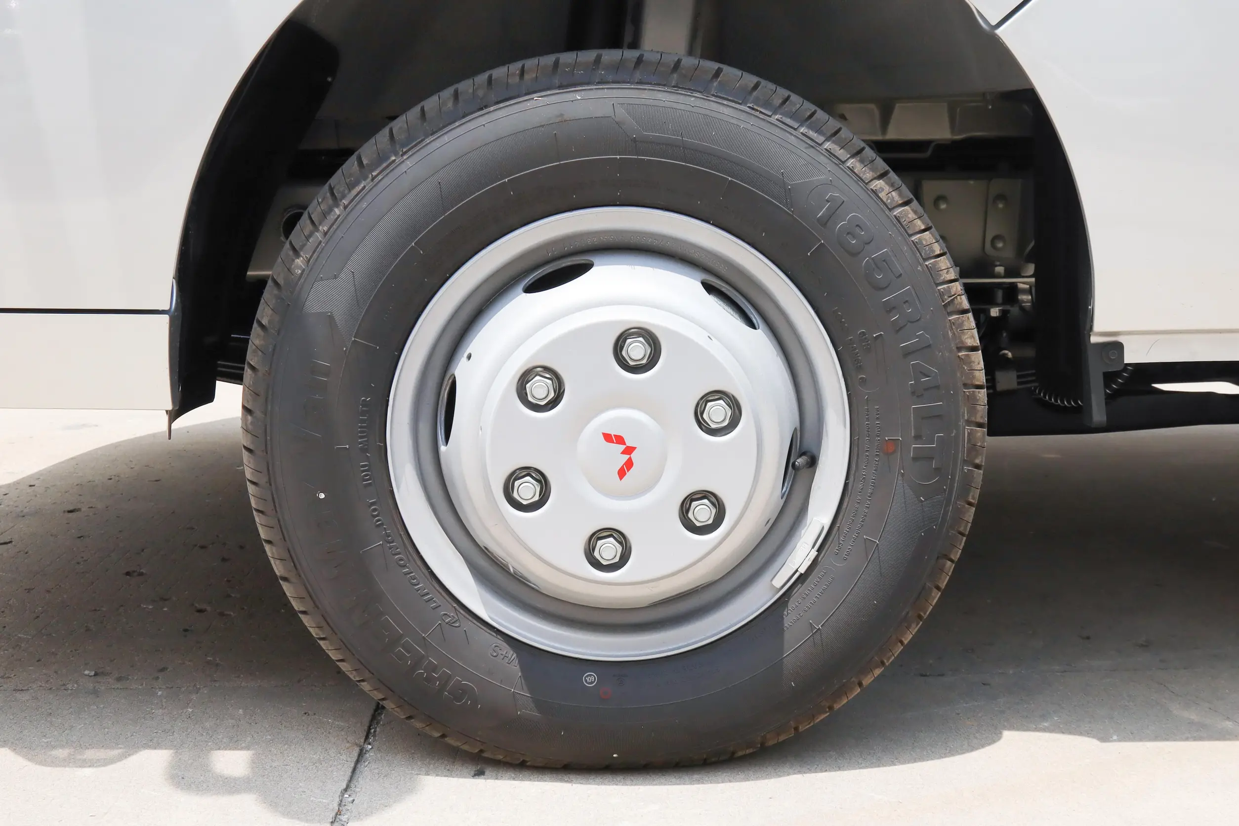 五菱龙卡定位微卡车长5.64米,货箱长3.8米,载货能力讨喜