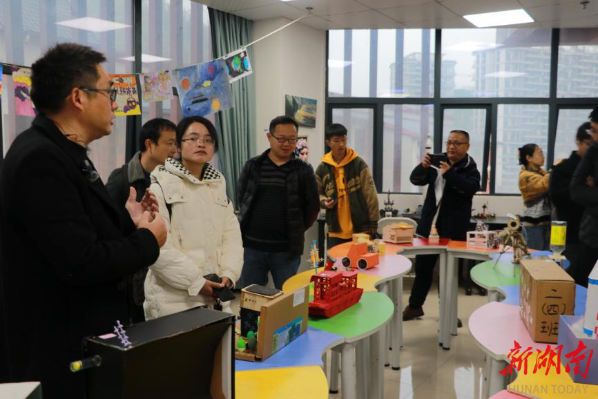 吉首市人工智能教师团队走进湘西州溶江小学参观交流