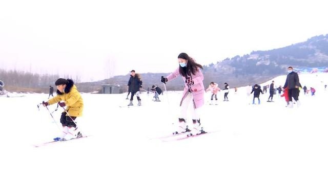 77秒丨元旦假期体验运动快乐 邹城这个滑雪场成"新宠"