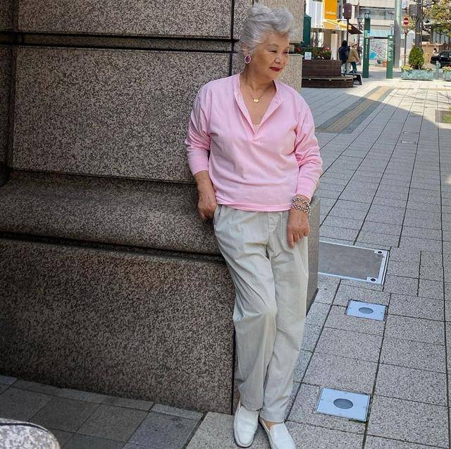 日本80多岁的胖老太太,穿衣简洁优雅还显年轻,她是如何做到的?