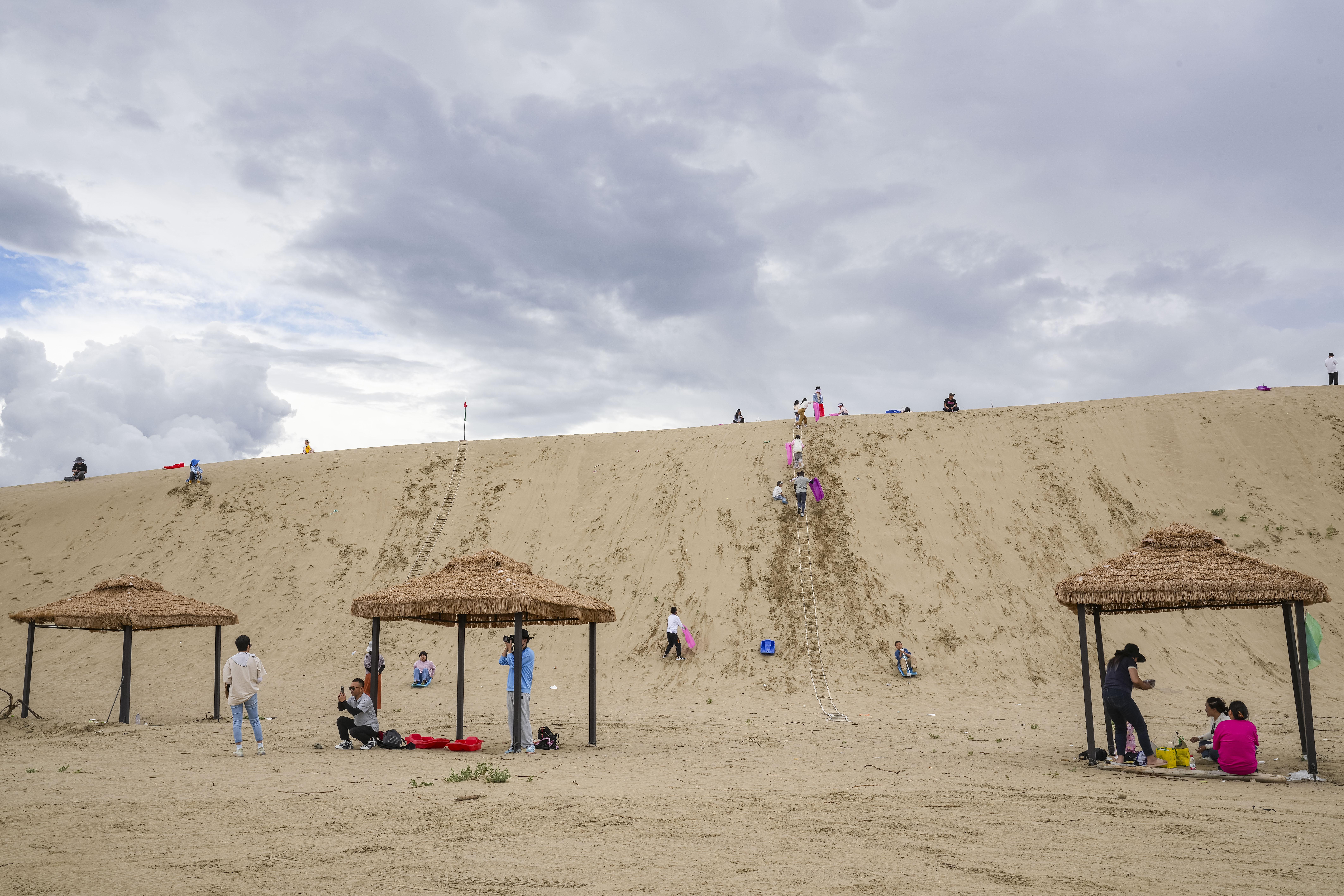 (社会)西藏扎囊:沙漠公园引客来