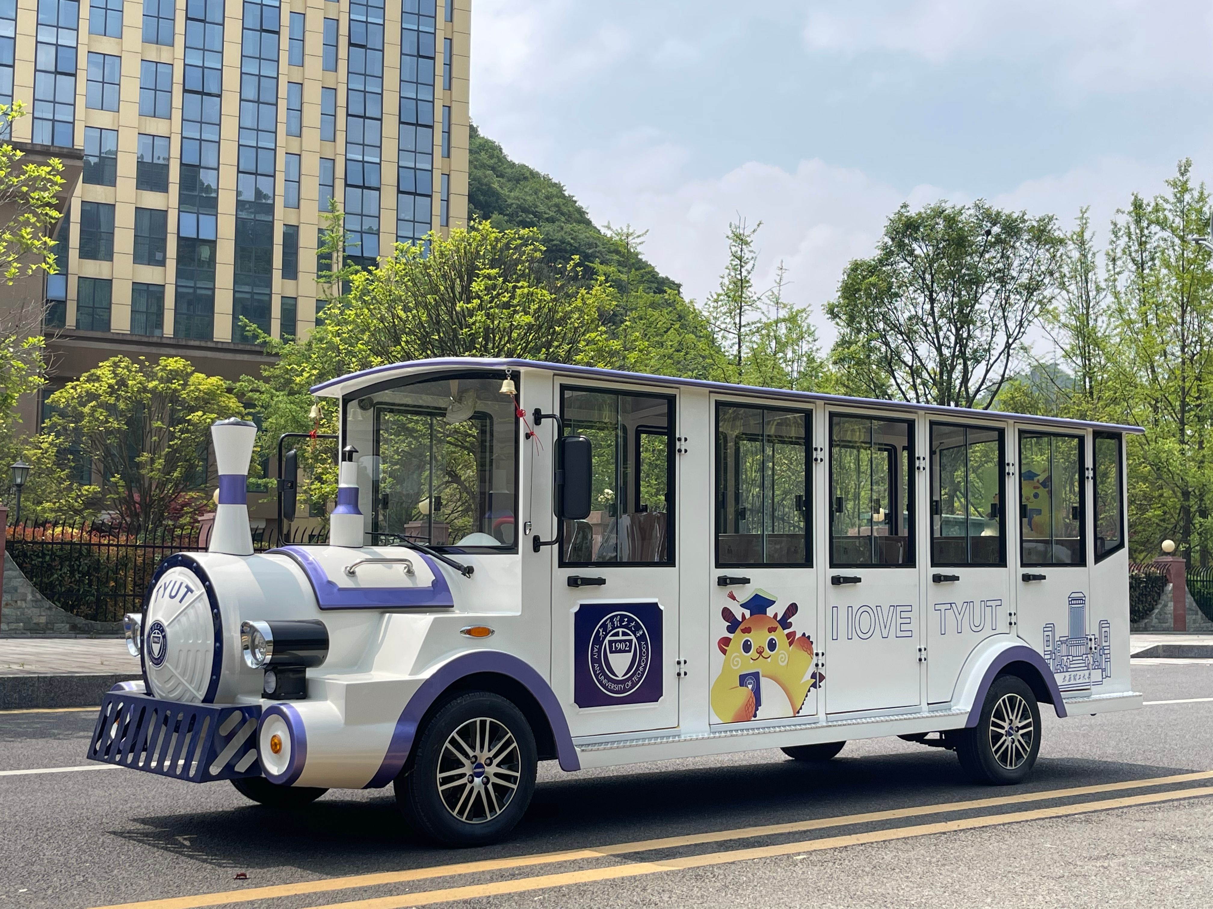 电动燃油款观光小火车为景区运营助力