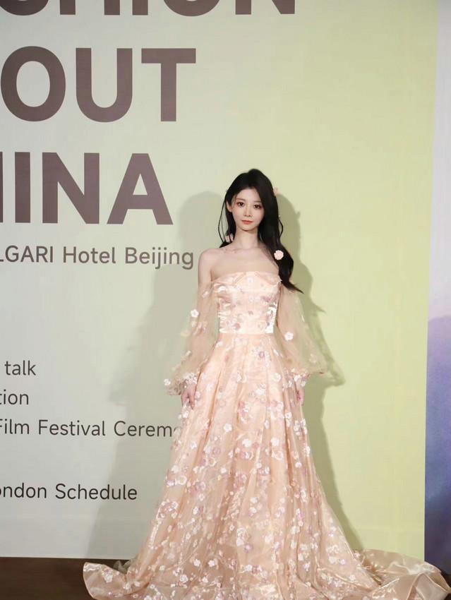 新锐演员孙妍恩最新活动图曝光 粉色花瓣裙摆摇曳宛若坠入花海