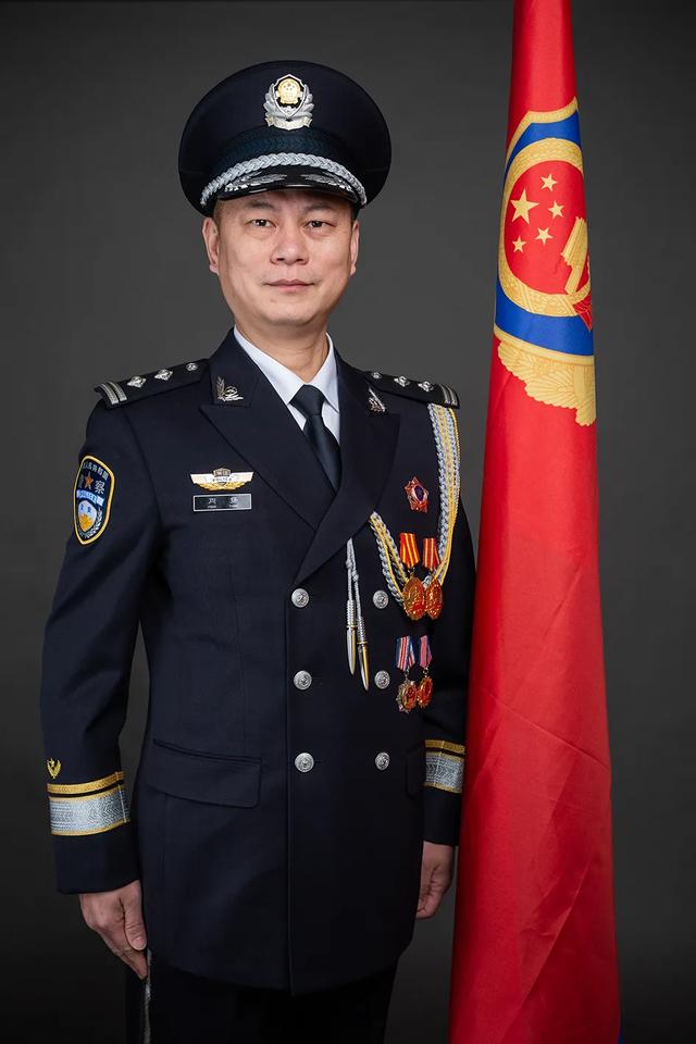 致敬!温州民警获中央政法委"双百政法英模"殊荣!