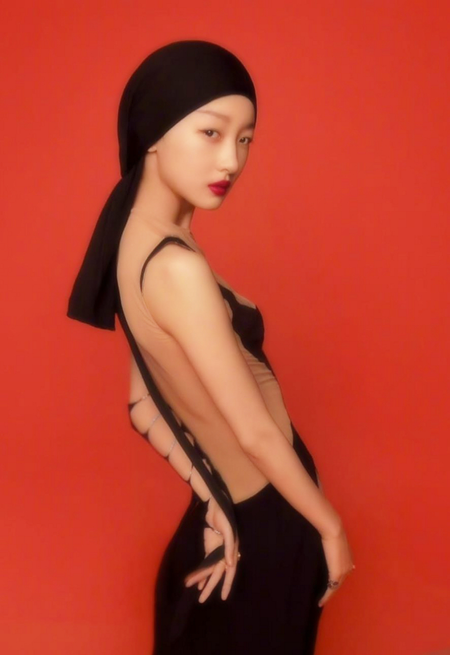 周冬雨的照片让我想起了黄安的歌曲《万物皆红》,"青春就是一切,你