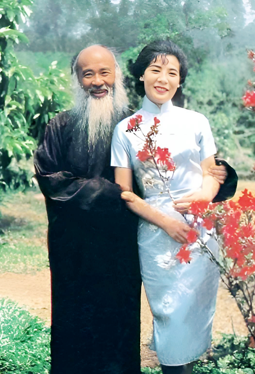 新婚之夜,徐雯波轻声唤他:"叔叔",张大千却立即捂住她的嘴说:"从今