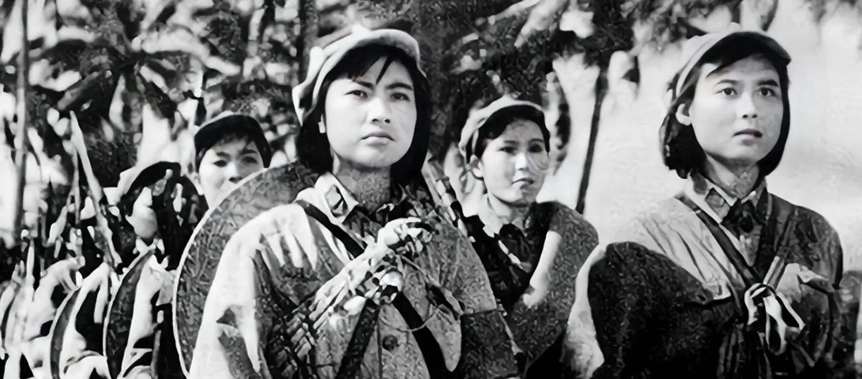 1937年的一天,50多岁的地主,把16岁的红军女战士,扛到了自家的地窖里.