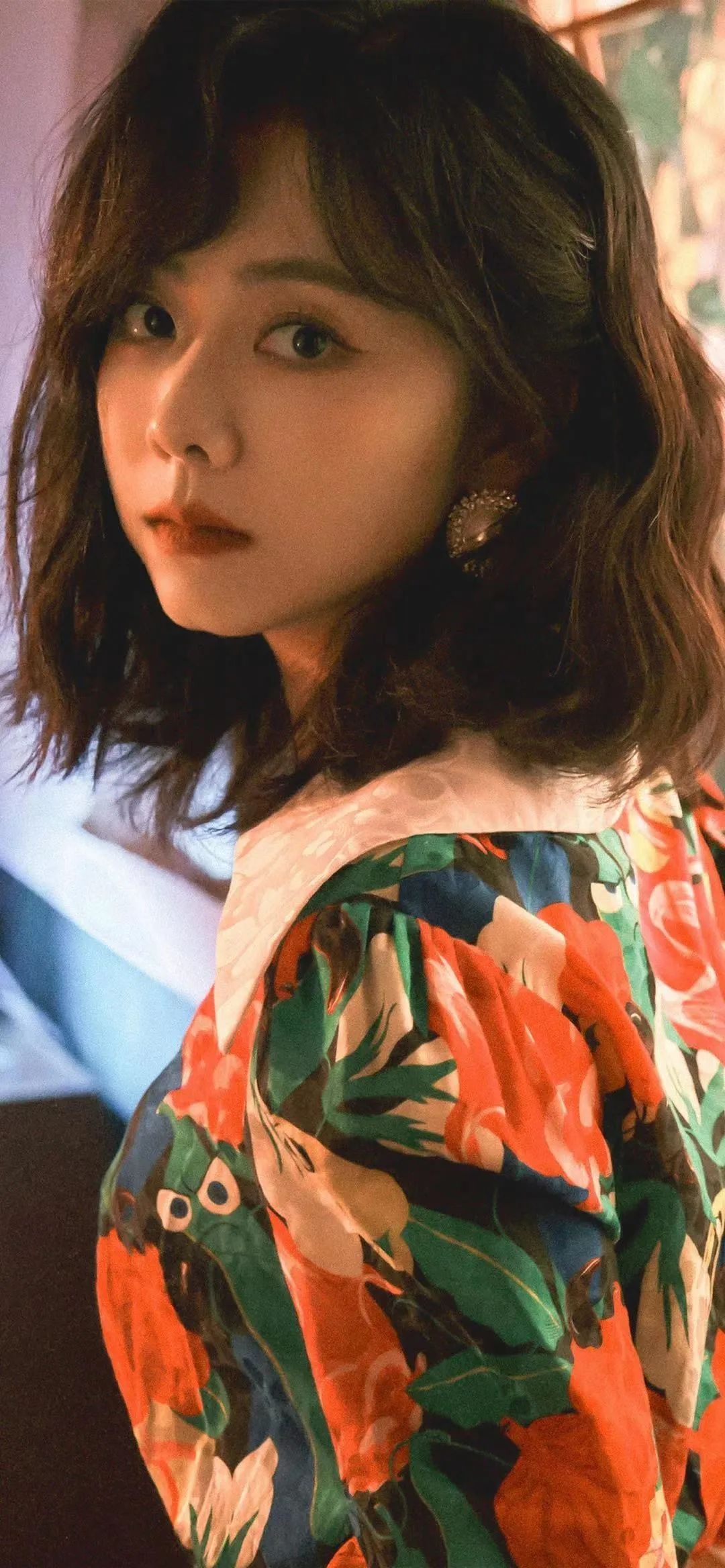 谭松韵的复古港风写真,少女感的她原来也可以这么浓烈和风情!