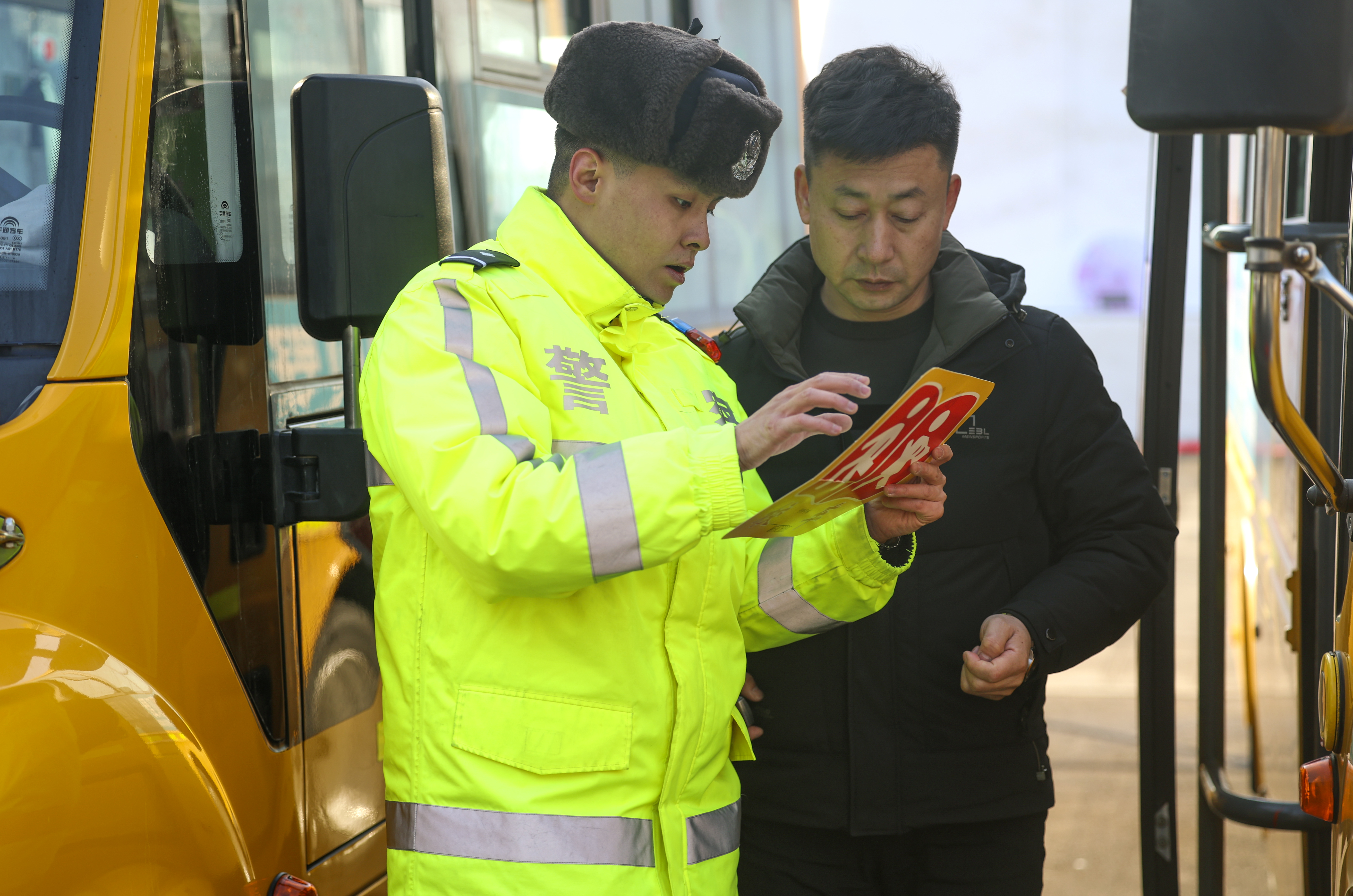 乌鲁木齐交警为校车"体检"护航开学季