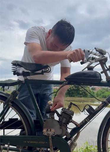 上世纪50年代国产摩托车 大叔靠嘴上油成功启动