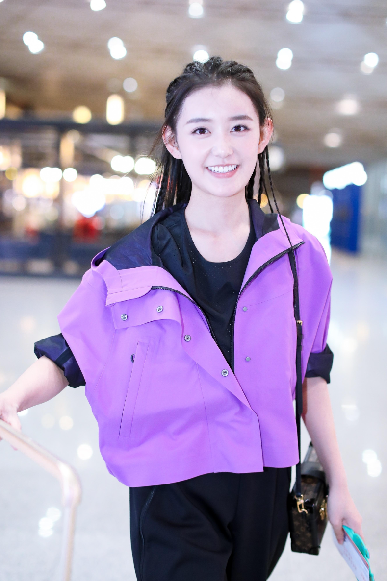 00后浓颜系小花蒋依依,1/4的德国混血颜,英气又明艳有女主相