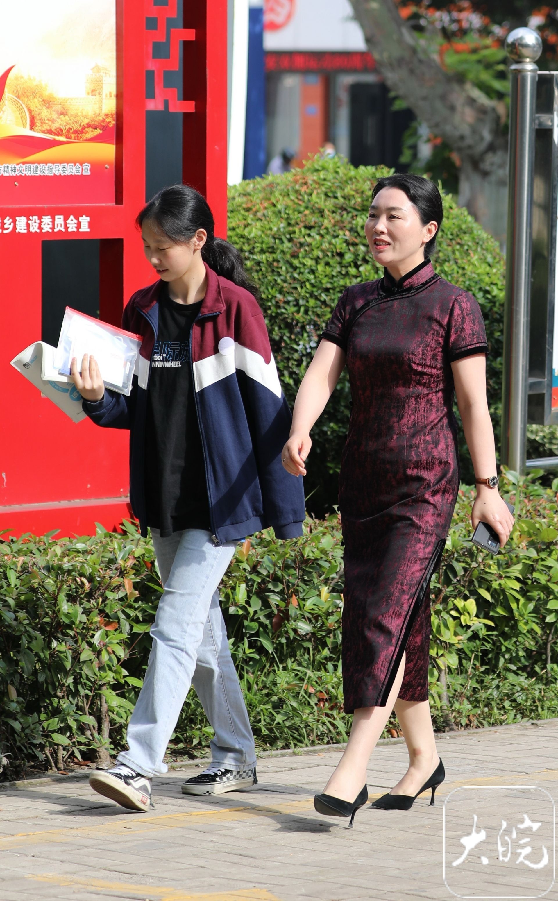 组图|淮南:"旗袍妈妈"送考 祝孩子旗开得胜