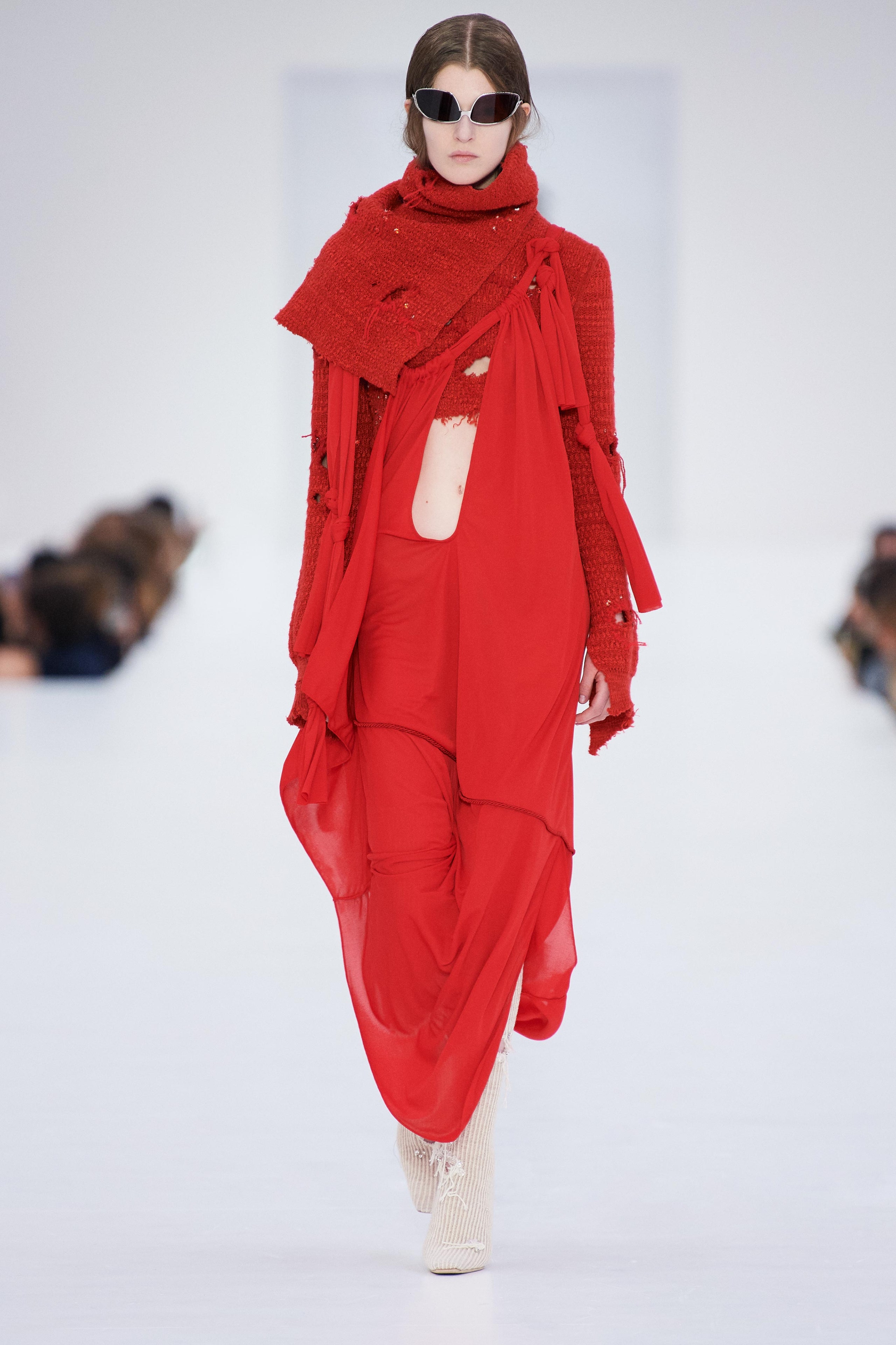 今年流行什么颜色?蓝色优雅,红色美艳,2022潮流色穿搭与分析