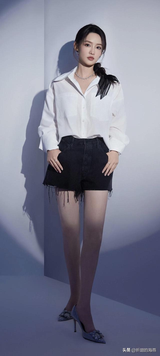 李沁 令人心动的offer,李沁一组裙装美腿全屏壁纸