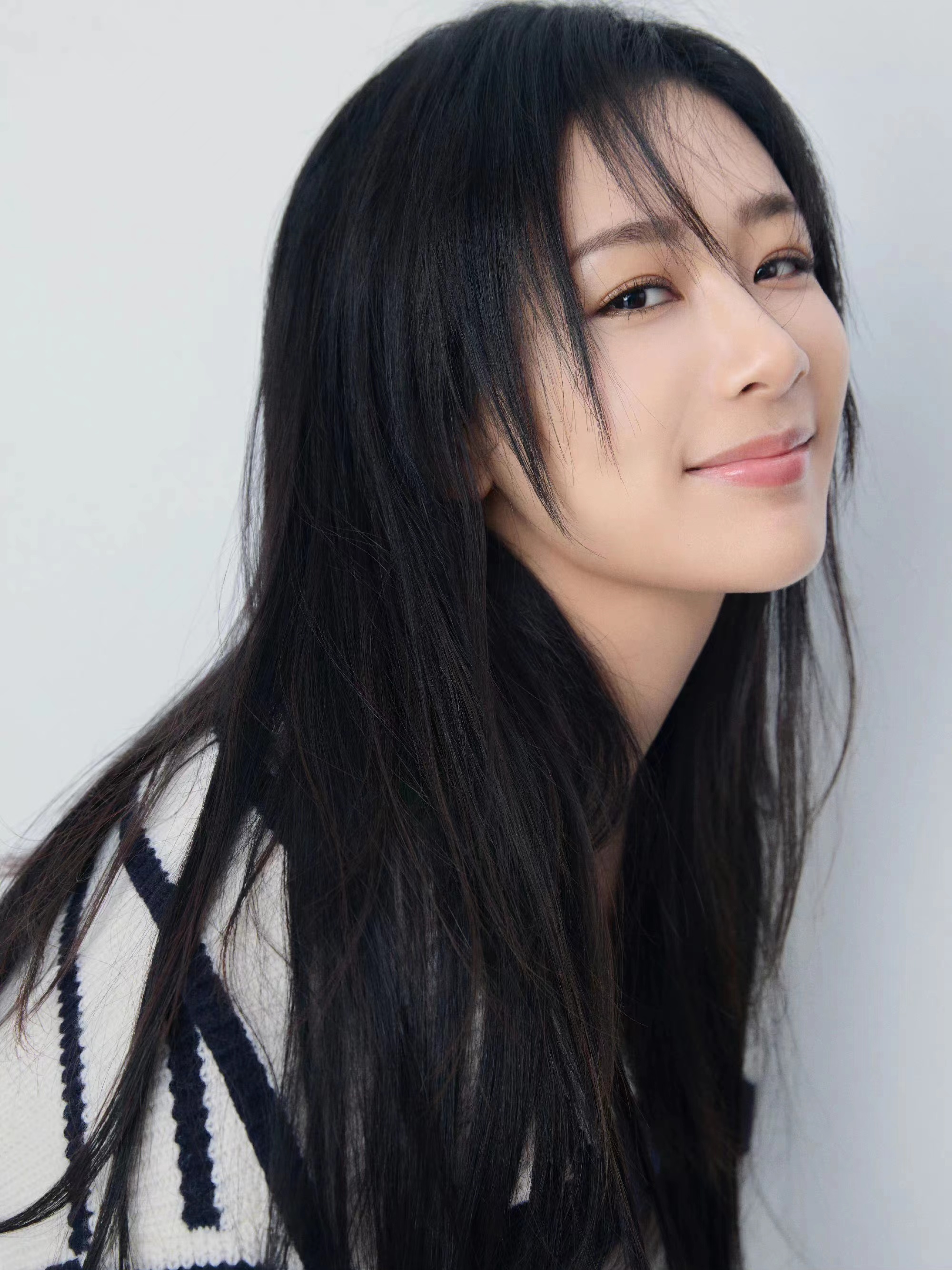 杨紫30岁生日写真曝光,穿条纹针织毛衣,搭及腰长发太美了!