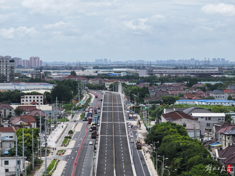 吴淞江工程上海新川沙河段飞云桥西幅桥建成通车,行人可赏着风景漫步