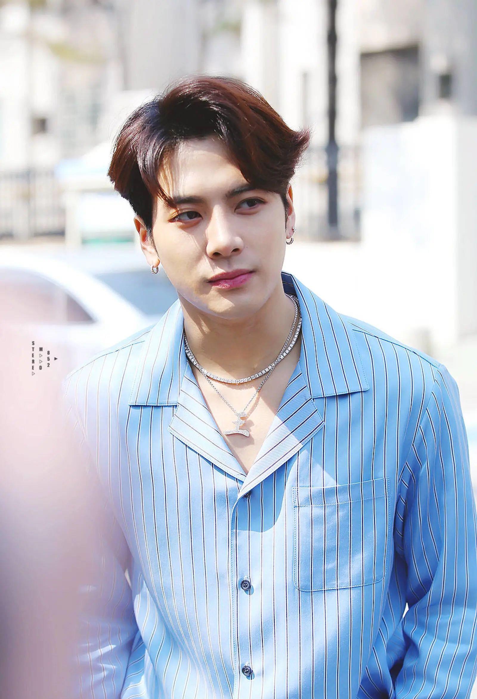 王嘉尔被偶遇,阴阳发色扎哪吒丸子头打扮过于前卫,在一旁咬手指