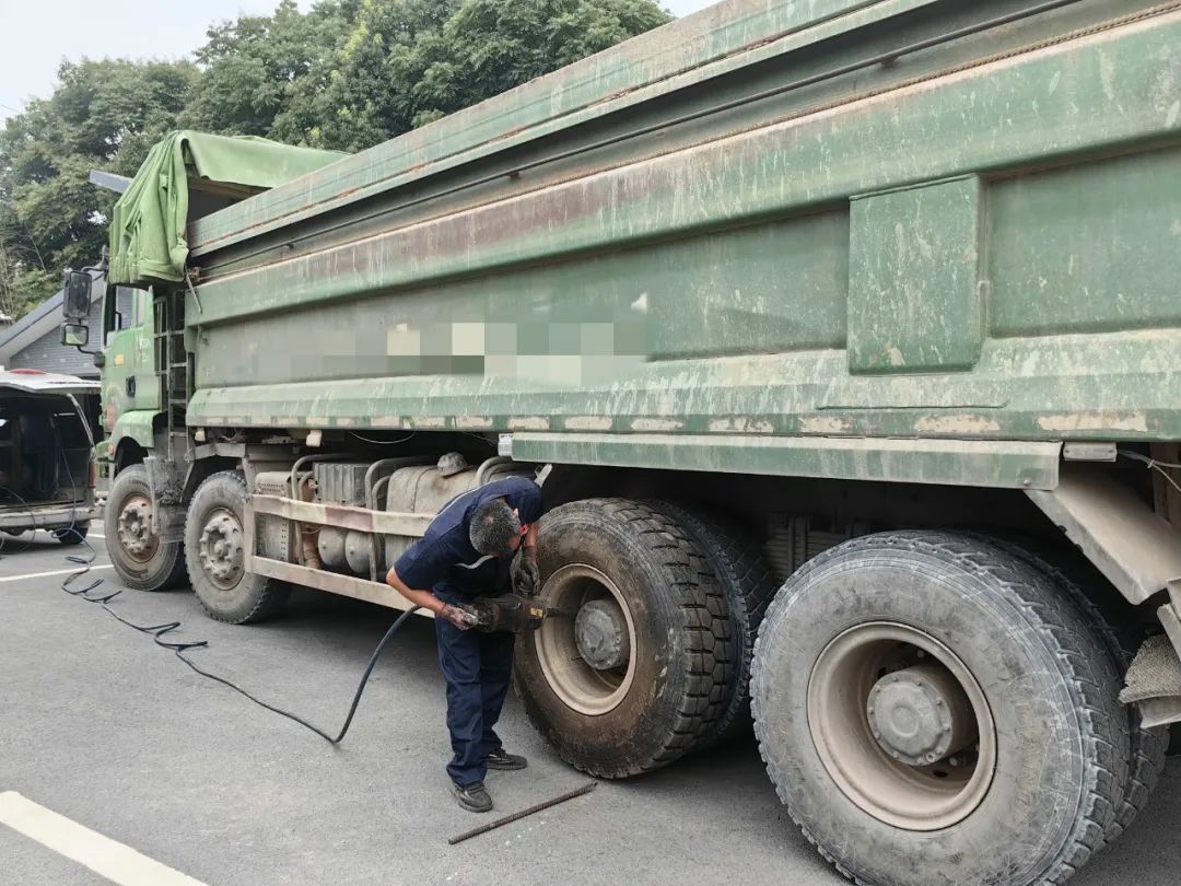 富阳真暖!国道边有了便民维修点,为货车司机免费补换轮胎,充气