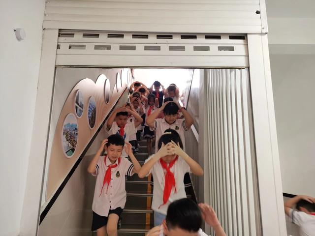 以"练"筑防 安全常伴 西安市碑林区振兴路小学开展应急疏散演练