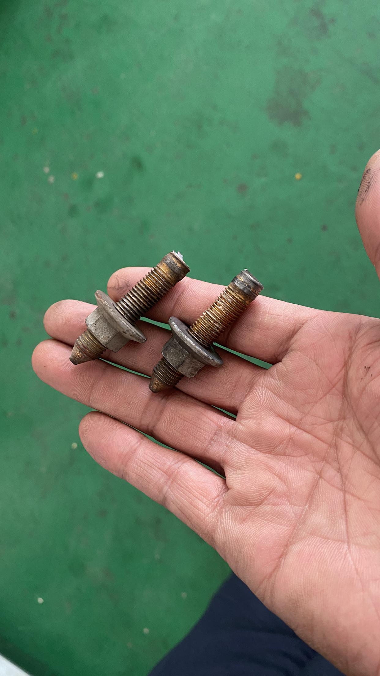 海马s5,发动机机脚垫螺丝断了