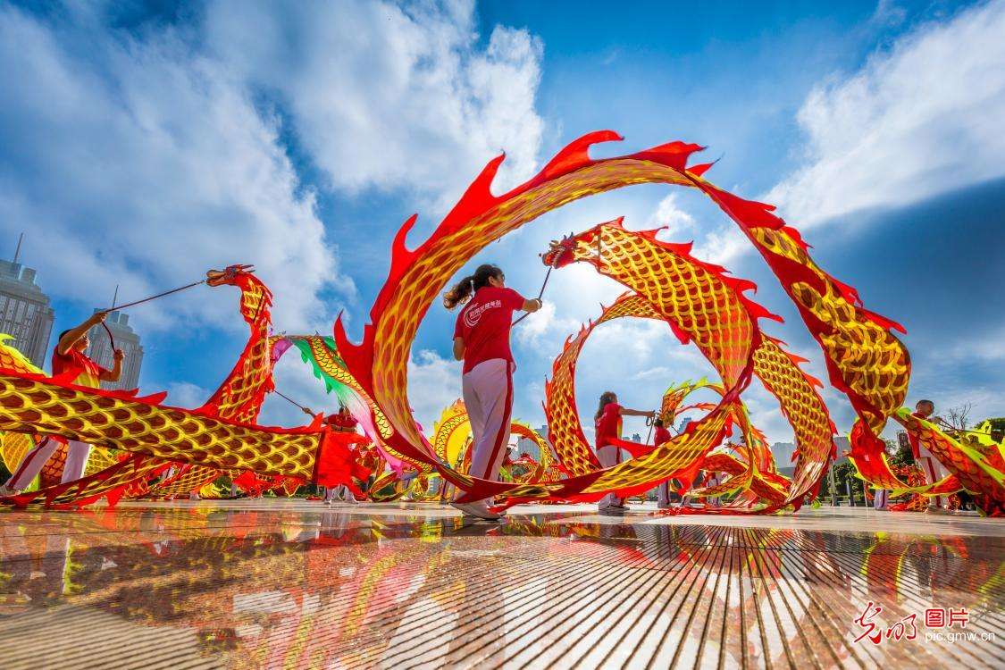 彩带龙"舞"健康