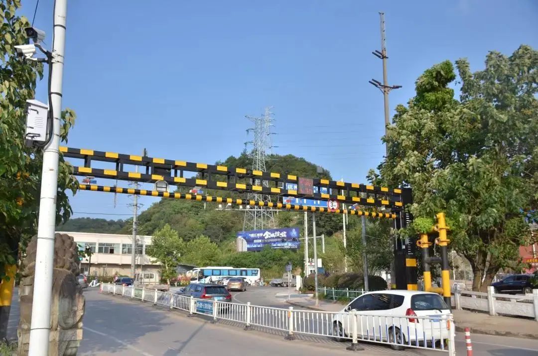 公交车自动识别上升,可升降的智能限高架