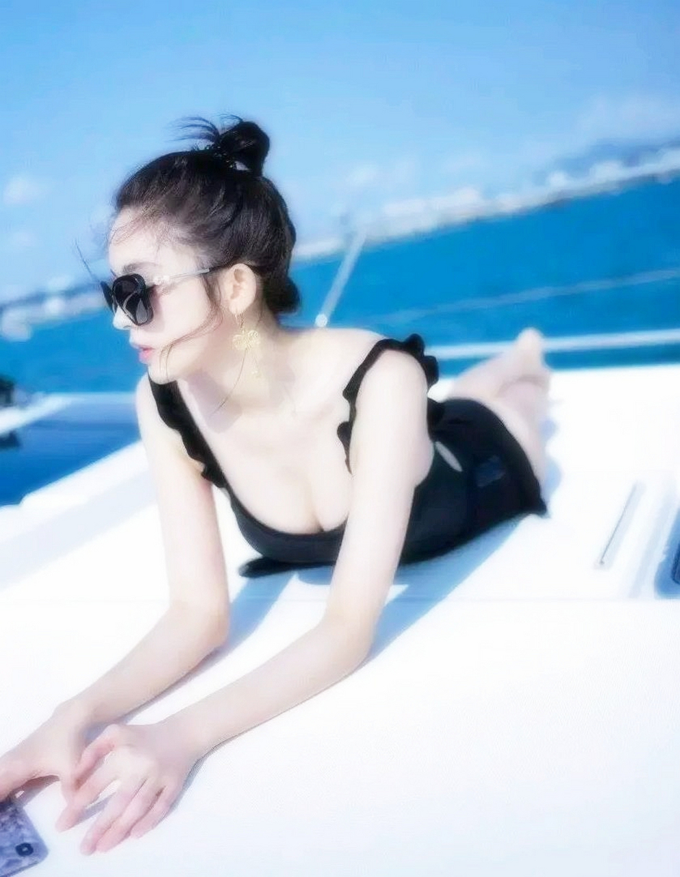 古力娜扎身穿黑色露背性感泳衣展现好身材