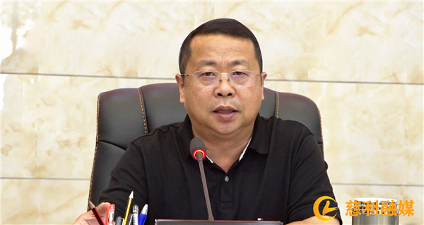 侯铁夫主持召开中共慈利县委常委会2023年第11次会议