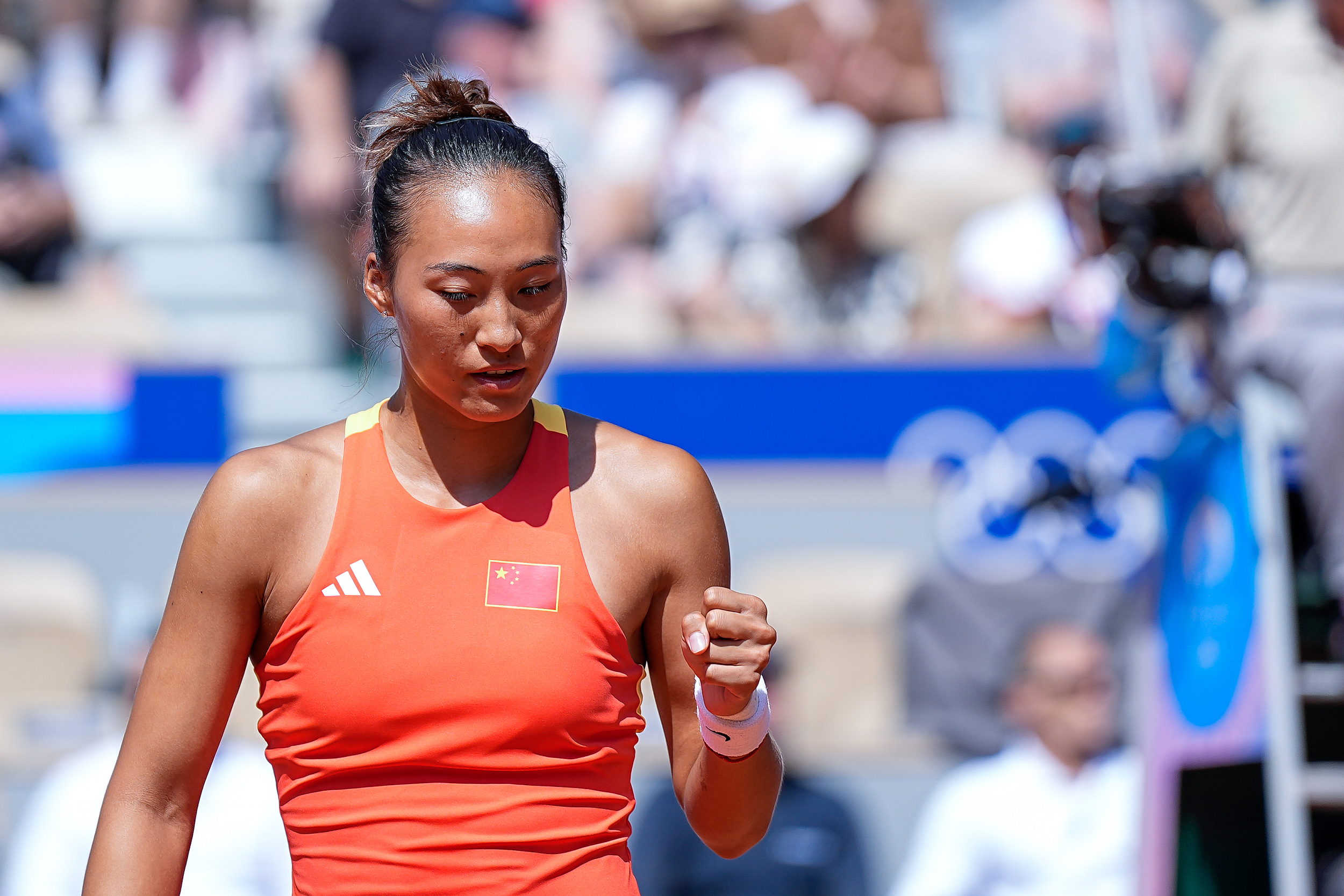 击败世界第一!郑钦文闯进奥运会网球女单决赛创历史