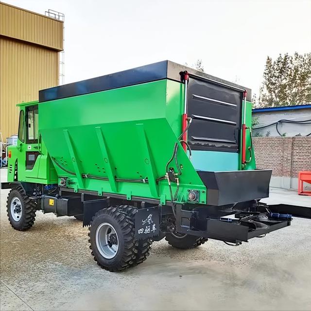 四驱撒肥机撒粪机农用扬粪机全地形扬粪车助力高标准农田 中达机械