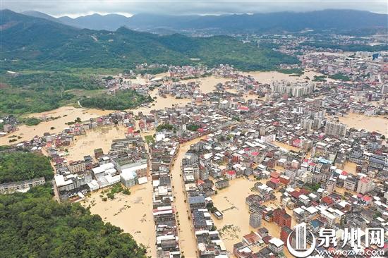 记者乘坐皮筏艇直击南安洪濑抢险救人场景