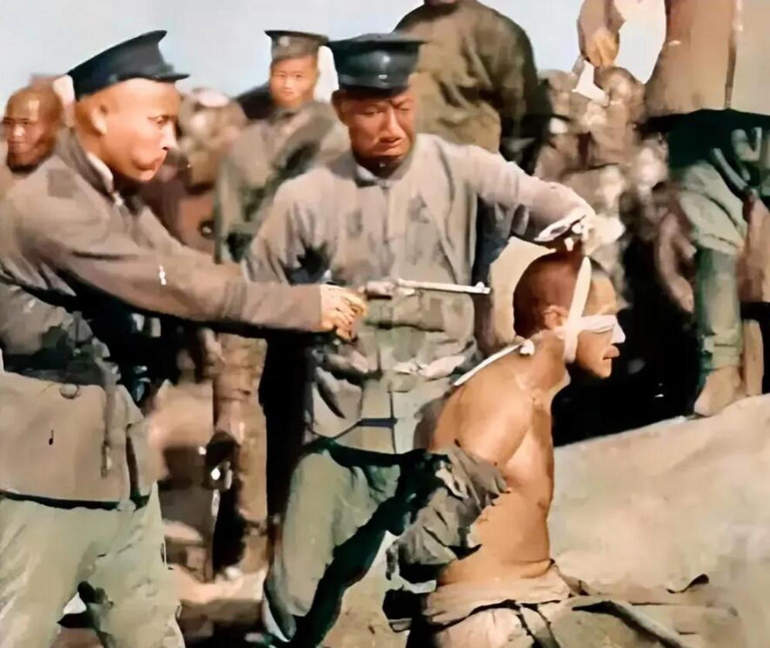 1910年代,天津郊外刑场,民国警察处决犯人的真实画面,从围观群众的