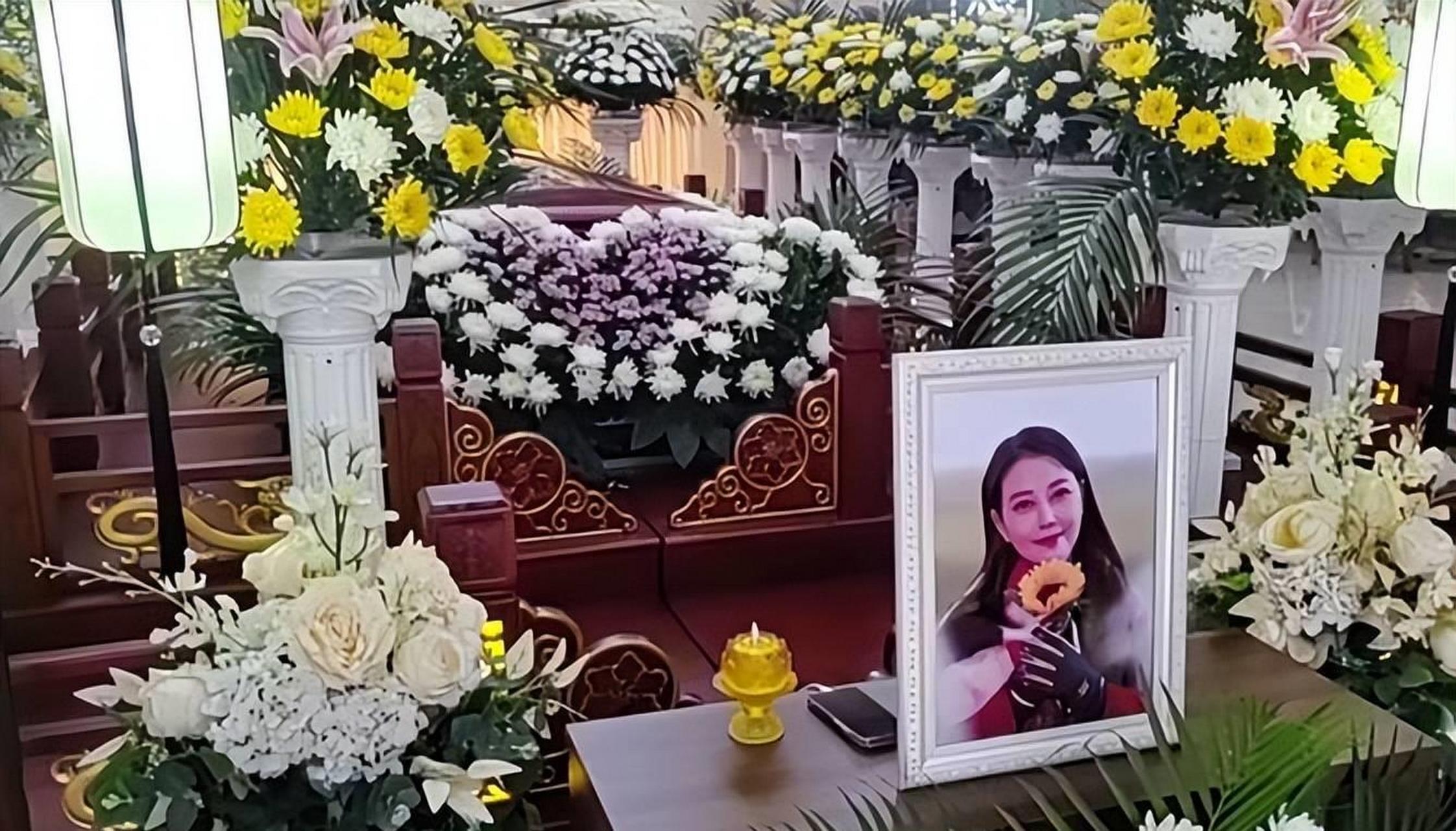周海媚姐姐的送别仪式已在北京举行,整个灵堂布置得庄重肃穆,散发着