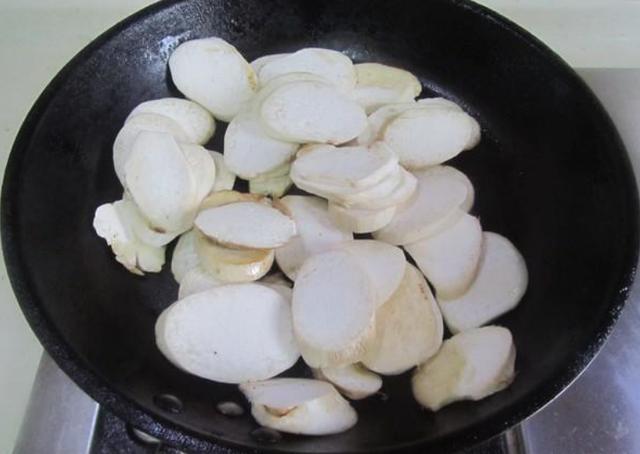 今天教大家一道营养美味的菜,鲍汁杏鲍菇