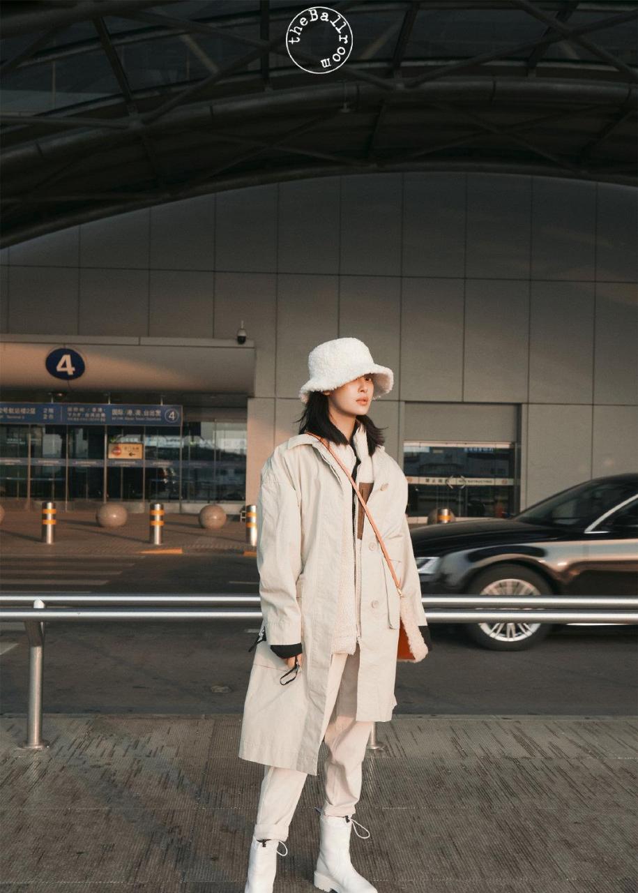 私服上身,2021春夏uniqlou系列白色全棉长大衣,温柔的色泽揽尽和谐