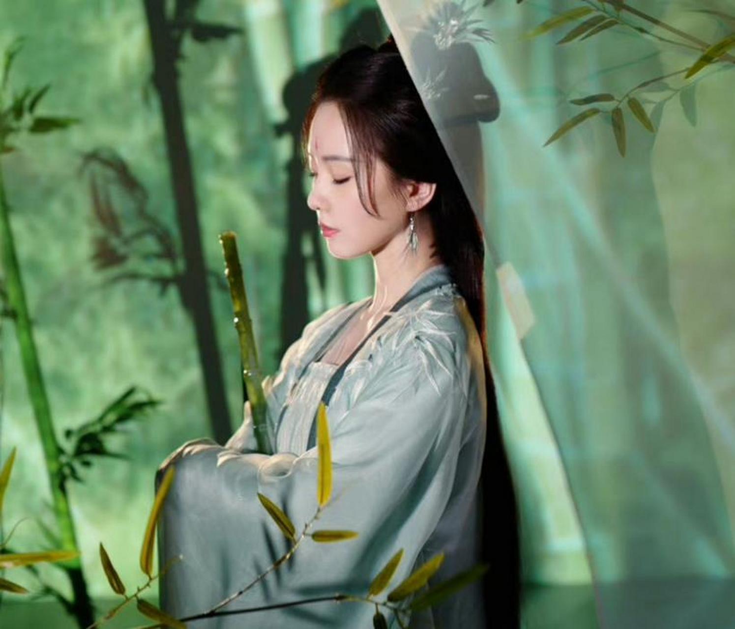 竹笛微握,她是擅长打架斗法的东方美人; 倩影婆娑