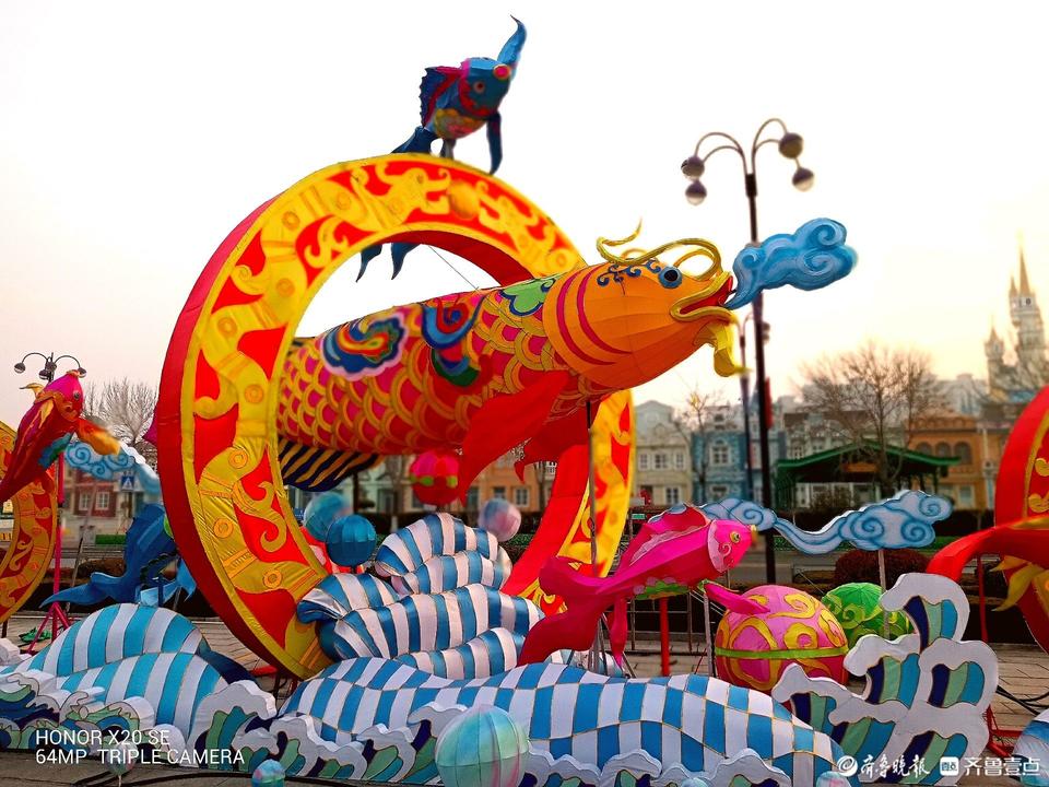壹粉寻龙记|蓬莱欧乐堡鲤鱼跃龙门花灯耀眼夺目,气宇轩昂迎新春
