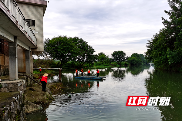 邵东牛马司镇:组建巡河打捞队,动态清理河道垃圾
