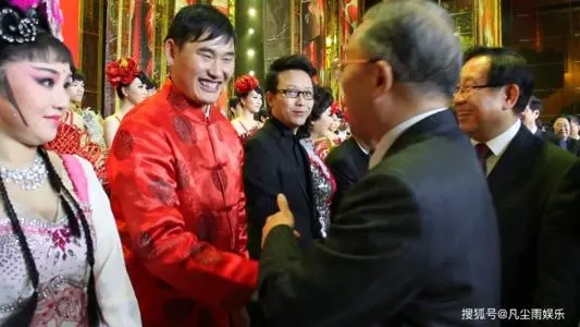 大衣哥儿子朱小伟公开征婚了,大衣嫂表态了,这回陈亚楠凉了