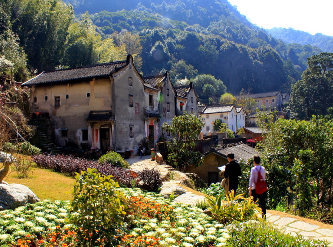 广东一座藏在"大山里"的古村,历经12年建成古楼,令人赞叹