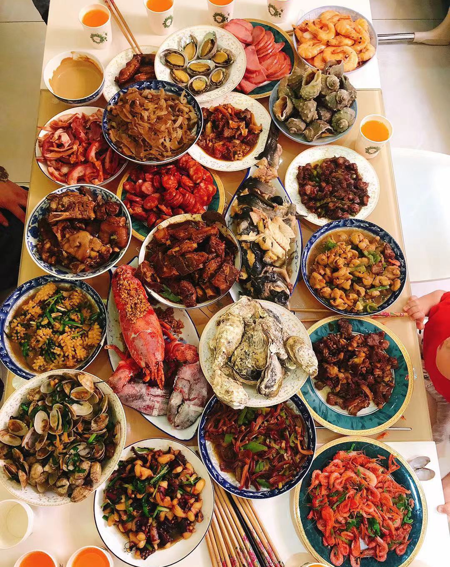 晒晒朋友圈10家的年夜饭,南北差异特别大,河南只有一碗饺子