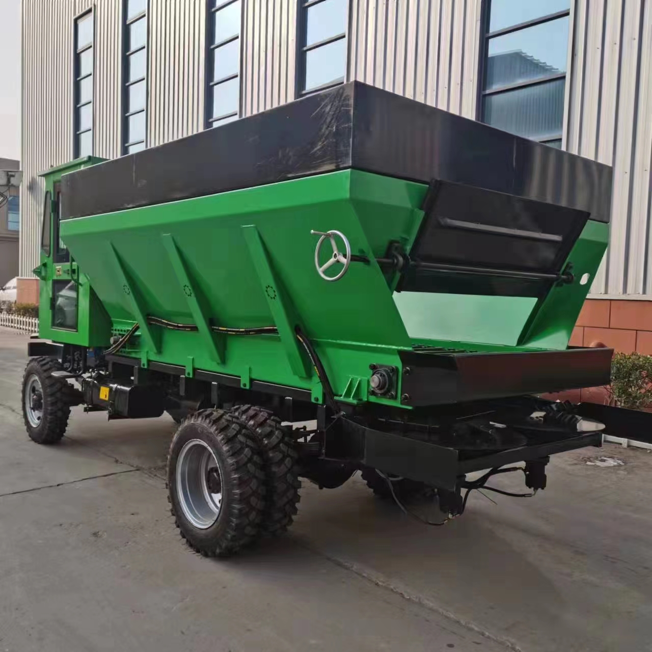 农田扬粪机 四驱撒粪机 解决农田有坡坑洼撒粪难的机子