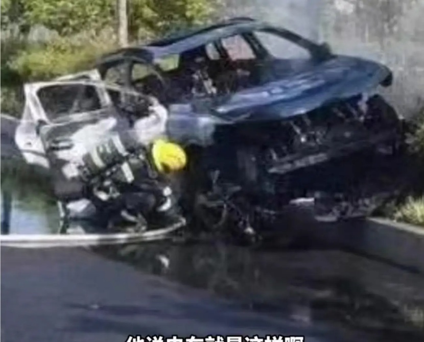 撞马路牙起火,奥迪q4 e