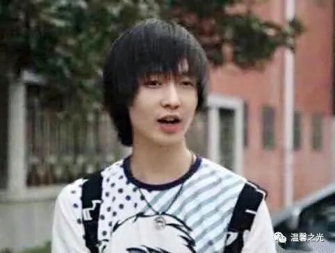 30岁张艺兴中学毕业照被翻出,颜值青涩眼神懵懂,五官轮廓与现在差距大