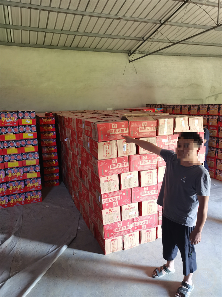 服装店老板在仓库囤22箱烟花 baijiahao.baidu.com